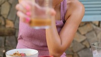 Berdarah Filpina dan Jerman membuat kecantikan Pia begitu unik. Di Instagramnya ia kerap mengaku sebagai pencinta berat kopi. Foto: Instagram piawurtzbach