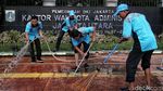 Wow! Petugas Kebersihan Ikut Berbatik