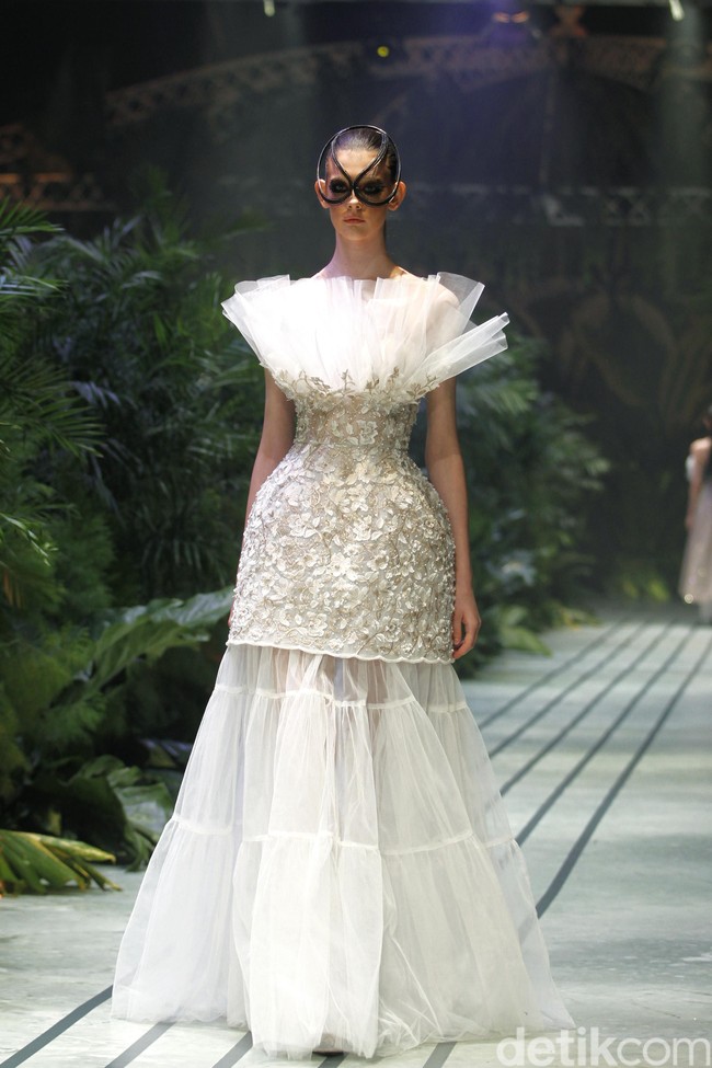 Sebastian Gunawan menampilkan koleksi couturenya bertajuk Incantensimo yang begitu magical. Fashion show Seba digelar di Ballroom Hotel Mulia, Senayan, Jakarta Pusat, Selasa (1/10/2019). Foto: Mohammad Abduh/Wolipop