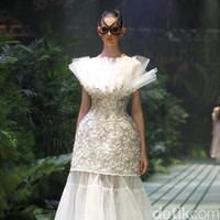 Sebastian Gunawan menampilkan koleksi couturenya bertajuk Incantensimo yang begitu magical. Fashion show Seba digelar di Ballroom Hotel Mulia, Senayan, Jakarta Pusat, Selasa (1/10/2019). Foto: Mohammad Abduh/Wolipop