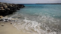 Jernihnya air laut di pantai Miangas.