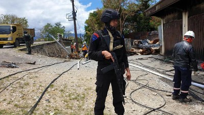 Perbaikan Listrik Pascarusuh di Wamena Dikawal Polisi & Tentara
