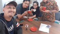 Yang paling sering adalah momennya ketika ia menikmati secangkir kopi. Seperti pada foto ini, bersama temannya ia berpose memegang secangkir kopi berwarna merah. Foto: Instagram @dennysirregar
