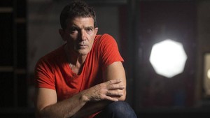 Setelah aktor pemeran Topeng Zorro, Antonio Banderas, mengalami serangan jantung yang hampir fatal pada 2019, ia kembali ke kampung halamannya di Málago, Spanyol, untuk fokus pada kecintaannya pada teater. Foto: Instagram @antoniobanderasoficial