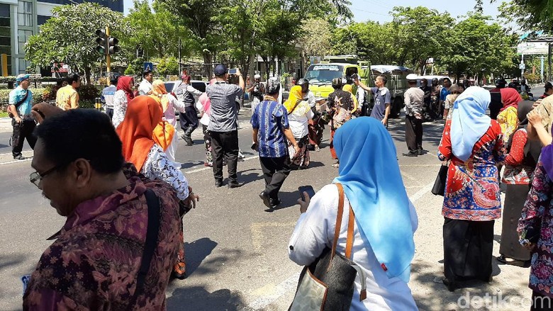 Seniman di Probolinggo Bagi-bagi Batik Gratis ke Pengguna Jalan Seniman di Probolinggo Bagi-bagi Batik Gratis ke Pengguna Jalan