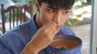 Meski sedang makan di restoran kekinian pun, sebisa mungkin Jong Woo memilih menu makanan yang sehat dan rendah lemah. Salah satunya protein shake, yang disulap mirip seperti smoothie bowl. Foto: Instagram Jong Woo Kim
