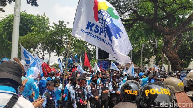 Massa Buruh Meluber hingga Gerbang Pemuda, Lalin Dialihkan