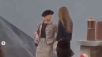 Dalam acara tersebut tiba-tiba saja muncul YouTuber dan komedian Marie Benoliel di atas catwalk. Dok. Instagram