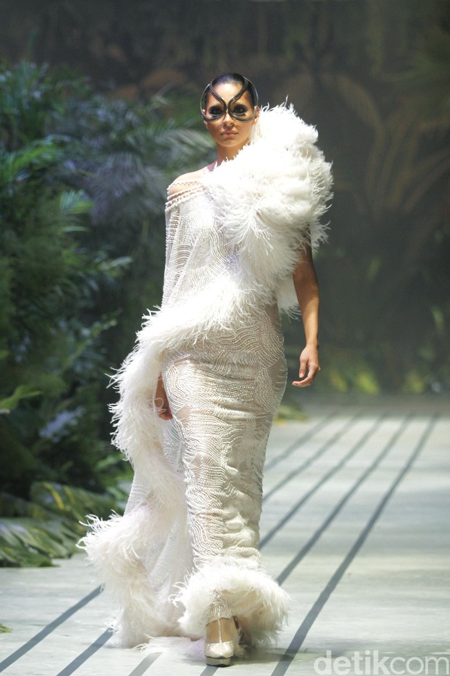 Sebastian Gunawan menampilkan koleksi couturenya bertajuk Incantensimo yang begitu magical. Fashion show Seba digelar di Ballroom Hotel Mulia, Senayan, Jakarta Pusat, Selasa (1/10/2019). Foto: Mohammad Abduh/Wolipop