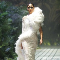 Sebastian Gunawan menampilkan koleksi couturenya bertajuk Incantensimo yang begitu magical. Fashion show Seba digelar di Ballroom Hotel Mulia, Senayan, Jakarta Pusat, Selasa (1/10/2019). Foto: Mohammad Abduh/Wolipop