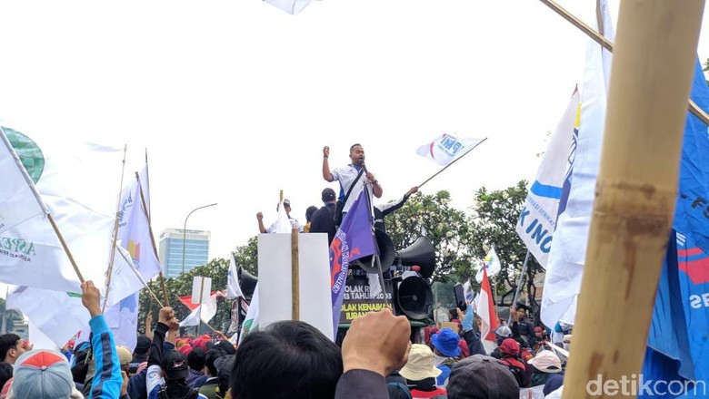 Pujian dan Sindiran Massa Buruh ke Ketua DPR Puan Maharani Pujian dan Sindiran Massa Buruh ke Ketua DPR Puan Maharani