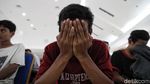Momen Orang Tua Jemput Anaknya yang Ditahan Terkait Rusuh DPR
