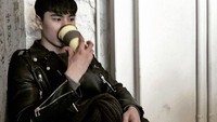 Sering pasang ekspresi wajah yang serius, Jong Woo terlihat menikmati secangkir kopi hangat yang tengah diminumnya. Foto: Instagram Jong Woo Kim