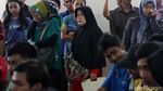 Momen Orang Tua Jemput Anaknya yang Ditahan Terkait Rusuh DPR
