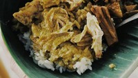 Selain ayam lodho, nasi gurih juga dilengkapi sayur lodeh yang pedas atau dengan urap sayuran. Pedas gurih mengenyangkan. Foto : Instagram @umi_chans
