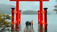 Masih di Hakone, Luna Maya berfoto di Hakone Shrine Peace Torii. (Foto: lunamaya/Instagram)
