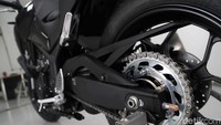 Sementara itu, soal mesinnya Yamaha MT-25 tak berubah. Motor ini menggendong mesin dua silinder 250 cc berpendingin cairan. Mesin itu mampu menyemburkan tenaga hingga 26,5 kW pada 12.000 rpm dengan torsi maksimal 23,6 Nm pada 10.000 rpm.