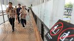 Bangga! Pekerja Kantoran Wara-wiri dengan Batik