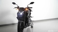 MT-25 terbaru ini ditawarkan dalam 3 varian warna yang meliputi Matte Grey, Metallic Blue dan Metallic Black. 