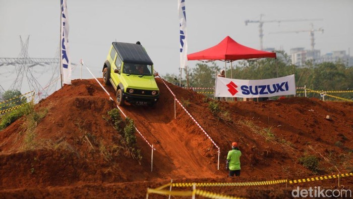 Suzuki Jimny di Medan Offroad