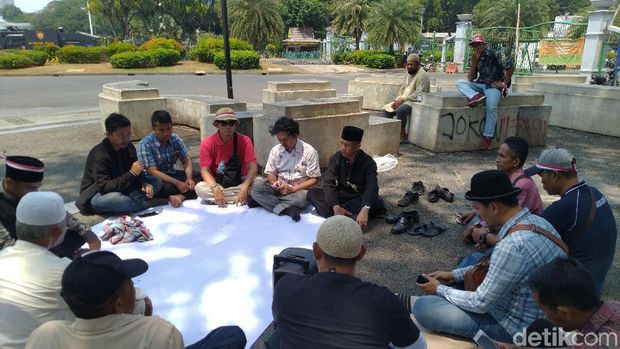 Forum Awak Minang (FAM) melakukan salat gaib di Taman Pandang Istana, Jakarta, Rabu (2/10/2019)