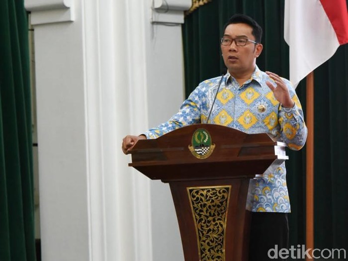 Ridwan Kamil memakai batik yang didesainnya sendiri. Foto: baban/detikcom Ridwan Kamil memakai batik yang didesainnya sendiri. Foto: baban/detikcom