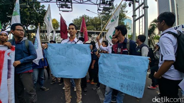 Demo 3 kelompok massa di sekitar Monas, Jalan Medan Merdeka Barat, Jakarta, Rabu (2/10/2019).