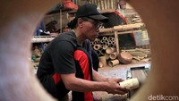 Yono (45) nampak sibuk meyelesaikan pembuatan gelas dari bambu di Desa Ciburial, Kecamatan Cimenyan, Kabupaten Bandung, Jawa Barat.