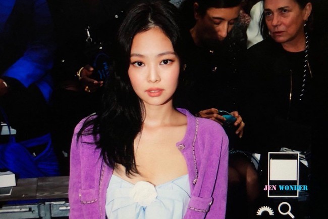 Jennie memakai croptop biru muda dengan aksen pita besar dan mawar putih di bagian depannya. Atasan itu dipadukan dengan celana jeans berpotongan longgar dengan jahitan hem tidak rapi. Penampilan itu disempurnakan dengan jaket Chanel berwarna ungu lavender. Foto: Fansite