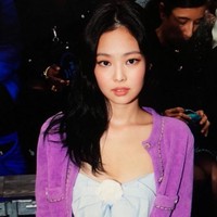 Jennie memakai croptop biru muda dengan aksen pita besar dan mawar putih di bagian depannya. Atasan itu dipadukan dengan celana jeans berpotongan longgar dengan jahitan hem tidak rapi. Penampilan itu disempurnakan dengan jaket Chanel berwarna ungu lavender. Foto: Fansite