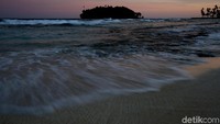 Bila berkunjung ke Miangas, jangan sampai melewatkan momen senja.