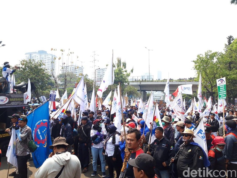 Foto: Demo massa buruh di kawasan gedung DPR. (Rahel-detikcom) Foto: Demo massa buruh di kawasan gedung DPR. (Rahel-detikcom)