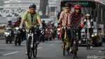 Begini Serunya Gowes di Hari Batik