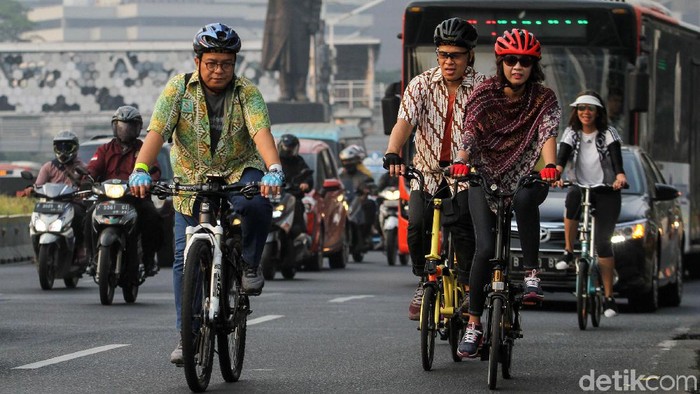 Begini Serunya Gowes di Hari Batik Sejumlah warga bersepeda dengan mengenakan batik di Jakarta, Rabu (1/10/2019). Gowes GBK-Monas ini dalam rangka memperingati Hari Batik 2019.
