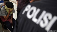 Rasa haru dan isak tangis mewarnai pelepasan para pelajar yang dilaksanakan di lantai enam Ruang Serbaguna Mapolres Metro Jakarta Utara.