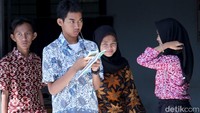 Selain para siswa SMA, guru dan petugas administrasi di sekolah itu pun juga turut mengenakan batik.