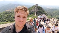 Setelah India, Simon naik pesawat ke Beijing, China. Simon berkunjung ke Tembok Besar China yang amat mengagumkan (dok. Simon Wilson) 
