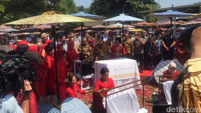 Presiden Jokowi dan rombongan tiba di lokasi sekitar pukul 10.00 WIB. Jokowi yang saat membatik berdiri di belakang Iriana, tampak mengenakan kemeja batik sogan dalam motif kombinasi. Foto: Daniel Ngantung/Wolipop