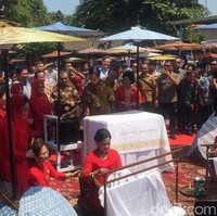 Presiden Jokowi dan rombongan tiba di lokasi sekitar pukul 10.00 WIB. Jokowi yang saat membatik berdiri di belakang Iriana, tampak mengenakan kemeja batik sogan dalam motif kombinasi. Foto: Daniel Ngantung/Wolipop