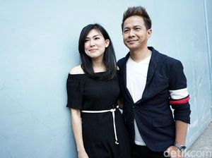 Senyum Semringah Delon dan Aida Jalani Ritual Sangjit