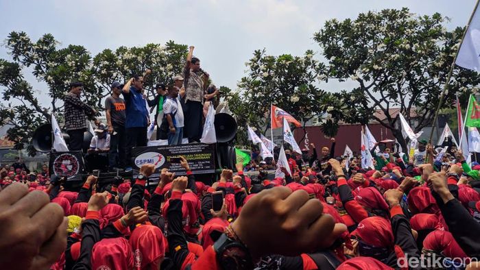 Foto: Presiden KSPI Said Iqbal saat berorasi di Jalan Gatot Subroto, Jakarta. (Rahel-detikcom) Foto: Presiden KSPI Said Iqbal saat berorasi di Jalan Gatot Subroto, Jakarta. (Rahel-detikcom)