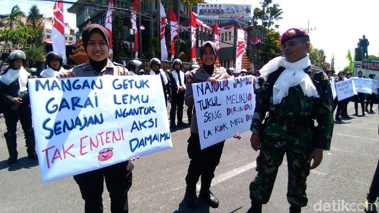 Ini Alasan Puluhan Polwan Bawa Poster Sambut Demo Buruh di DPRD Jatim Ini Alasan Puluhan Polwan Bawa Poster Sambut Demo Buruh di DPRD Jatim