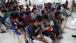 Momen Orang Tua Jemput Anaknya yang Ditahan Terkait Rusuh DPR