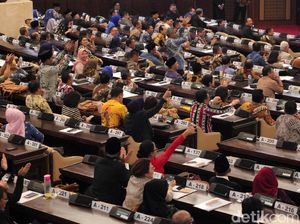 Wakil Rakyat Papua Menangis di Sidang Paripurna MPR
