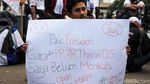 Poster Curahan Hati Para Buruh Ramaikan Demo di Gedung Sate