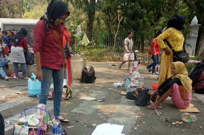 Nekat! 5 Pedagang Makanan Tetap Jualan di Lokasi Demo Demi Raup Untung