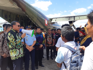 Gubernur Sulsel Sambut Pengungsi Rusuh Wamena di Lanud Hasanuddin