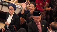 Artis Krisdayanti yang juga terpilih sebagai anggota DPR periode 2019-2024 turut hadir di sidang paripurna kedua tersebut.