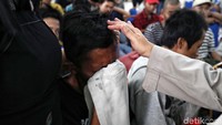 Seorang anak menangis karena rindu orang tuanya.