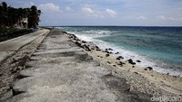 Menyusuri bibir pantai, Anda akan disuguhkan pemandangan berupa hamparan pasir dan deru ombak.